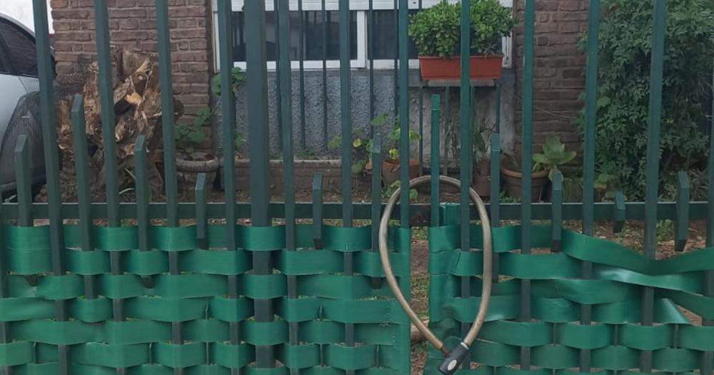 El candado colocado por la dueña en el portón de la casa