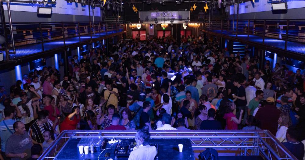 Tanto las luces como el volumen de la música estn adaptados