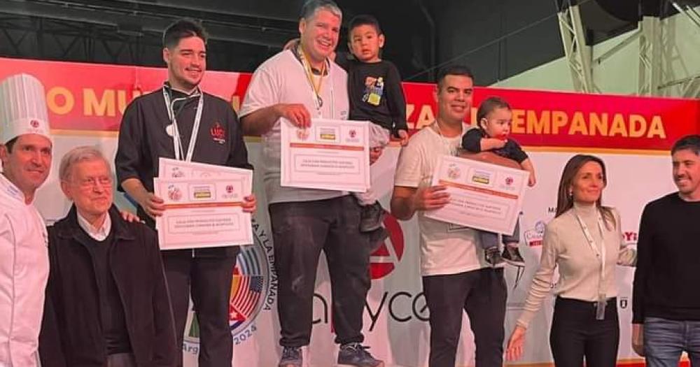 El dueño de una pizzeria de Centenario feliz en el podio del mundial