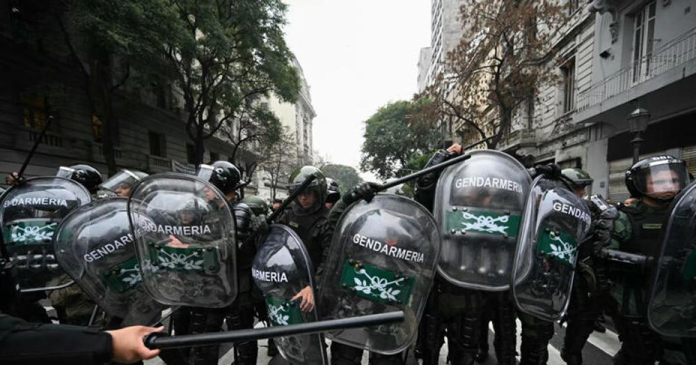 Mientras votan la Ley Bases la Policiacutea reprime salvajemente a los manifestantes