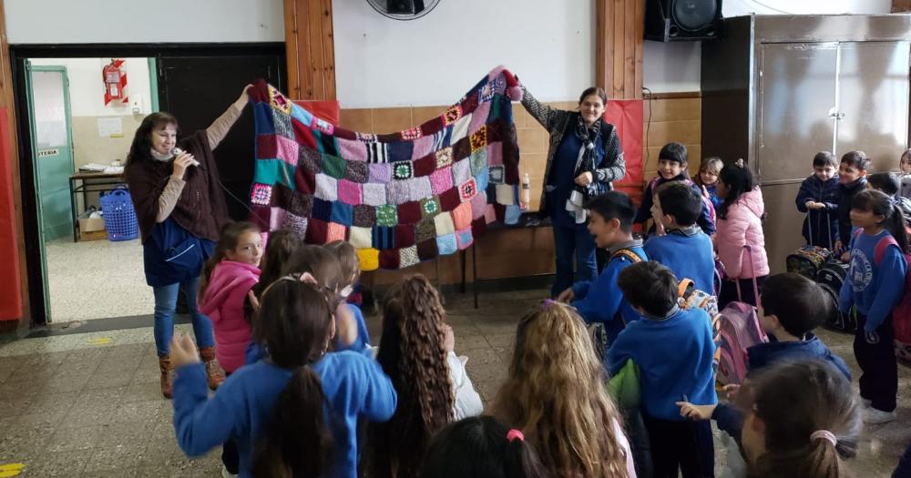 Presentando a los alumnos de primario una de las mantas terminadas que pronto ser donada