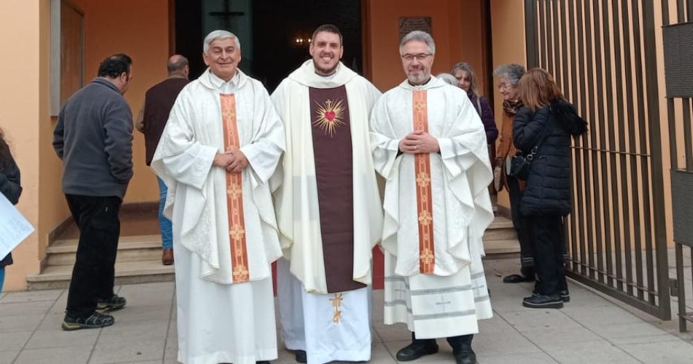De izquierda a derecha- el prroco Nicols Díaz el nuevo sacerdote Francisco y el representante de España
