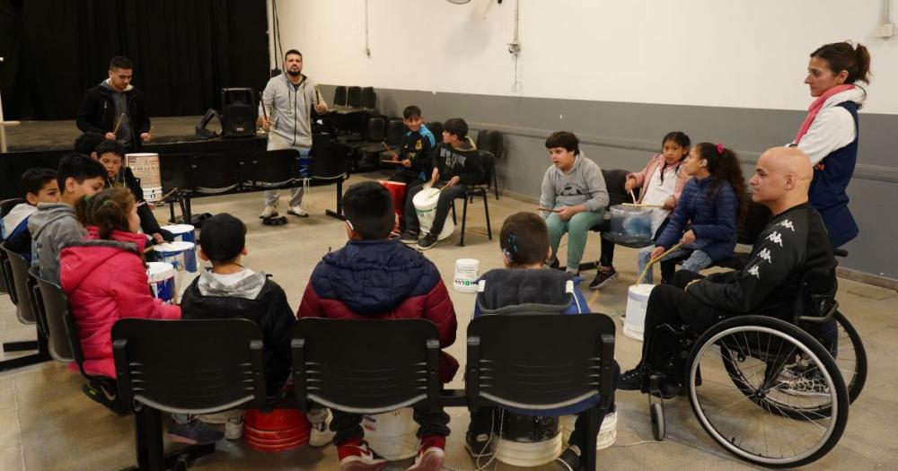 Clases de percusión en el Club Cultural