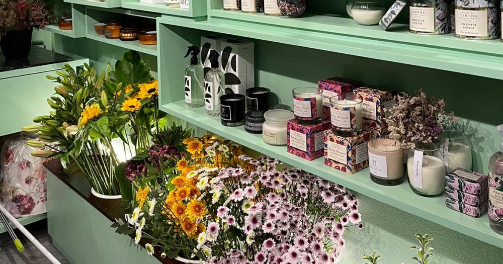 El comercio se caracteriza por la venta de flores adems de difusores aromatizadores y velas