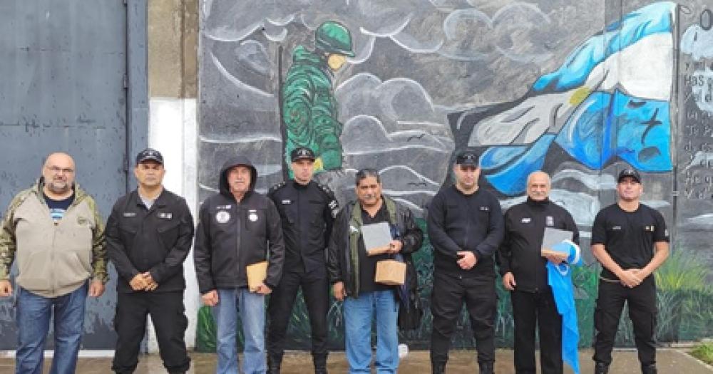 En el mural se observa a un soldado junto a la bandera Argentina