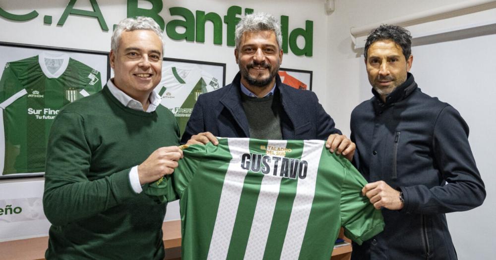 Gustavo Munúa firmó contrato con Banfield
