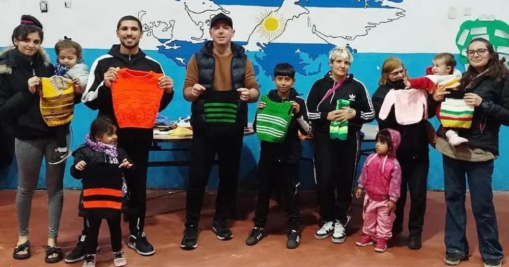 Las familias del Barrio la Perla felices por recibir donaciones tejidas por Mirta