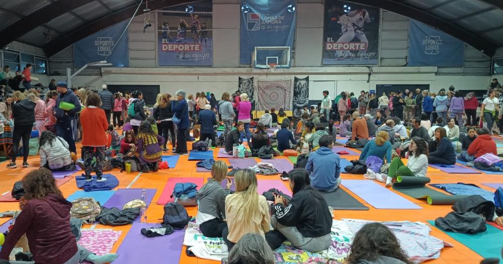 Maacutes de 800 personas en el encuentro gratuito de Yoga del Parque de Lomas