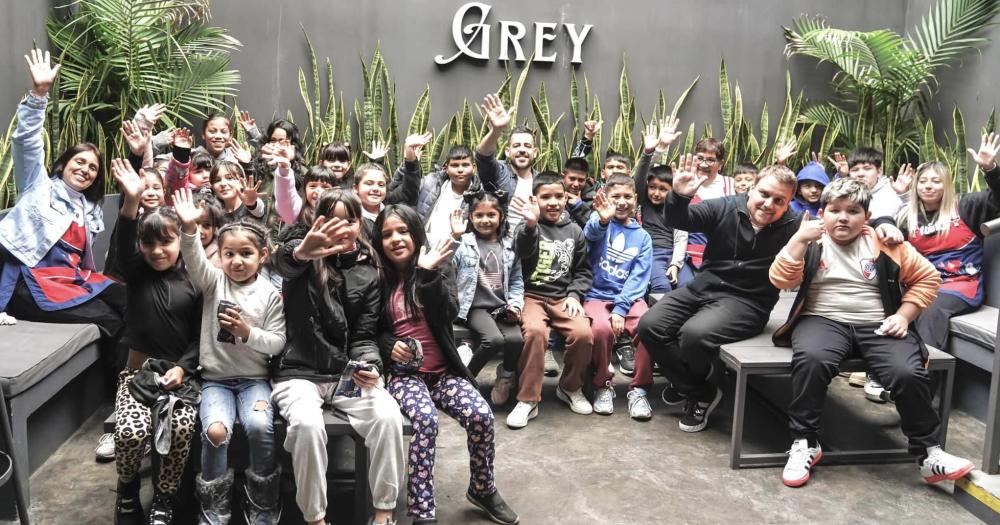 Chicas y chicos de Paraiacuteso de la Infancia visitaron Grey