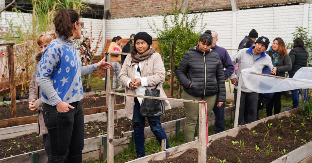 Vecinos recorren las huertas y aprenden las claves para armarlas en sus casas