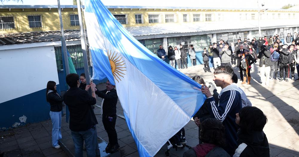 El momento de izar la bandera