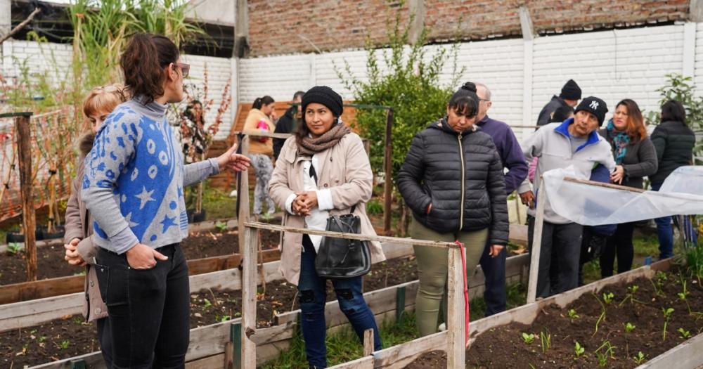 Vecinos recorren las huertas y aprenden las claves para armarlas en sus casas