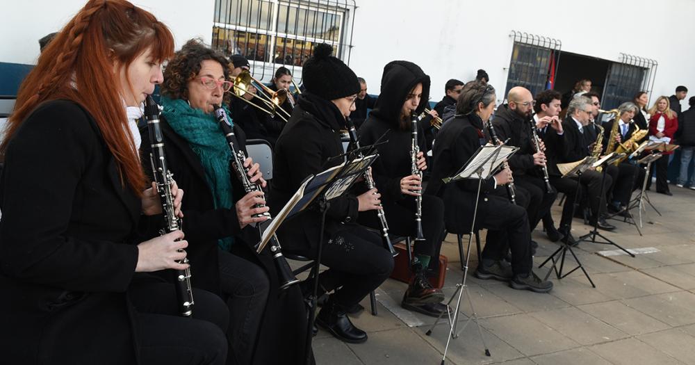 La Banda Municipal en el patio de la escuela