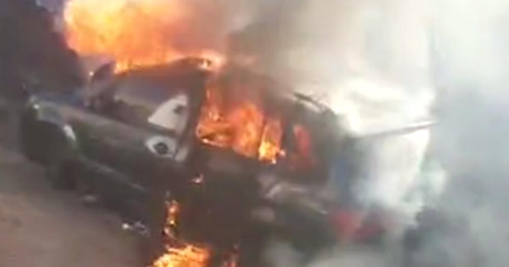 El vehículo envuelto en llamas