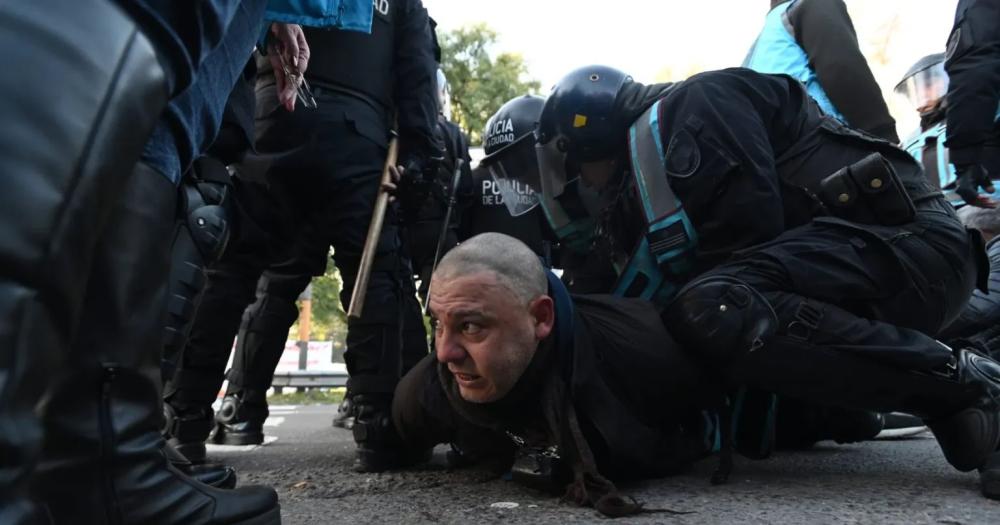 Nueva ola de 2300 despidos y maacutes represioacuten policial