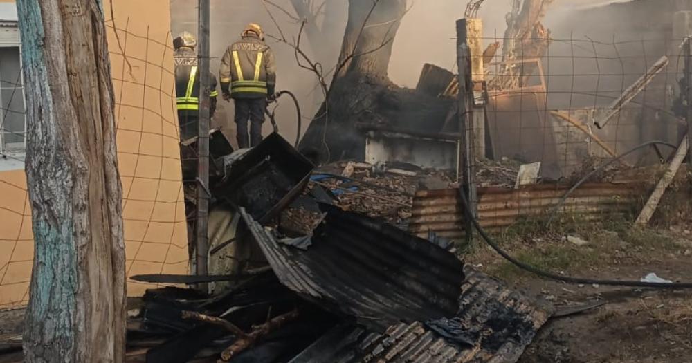 Incendio- una casa de Fiorito quedoacute envuelta en una nube de humo