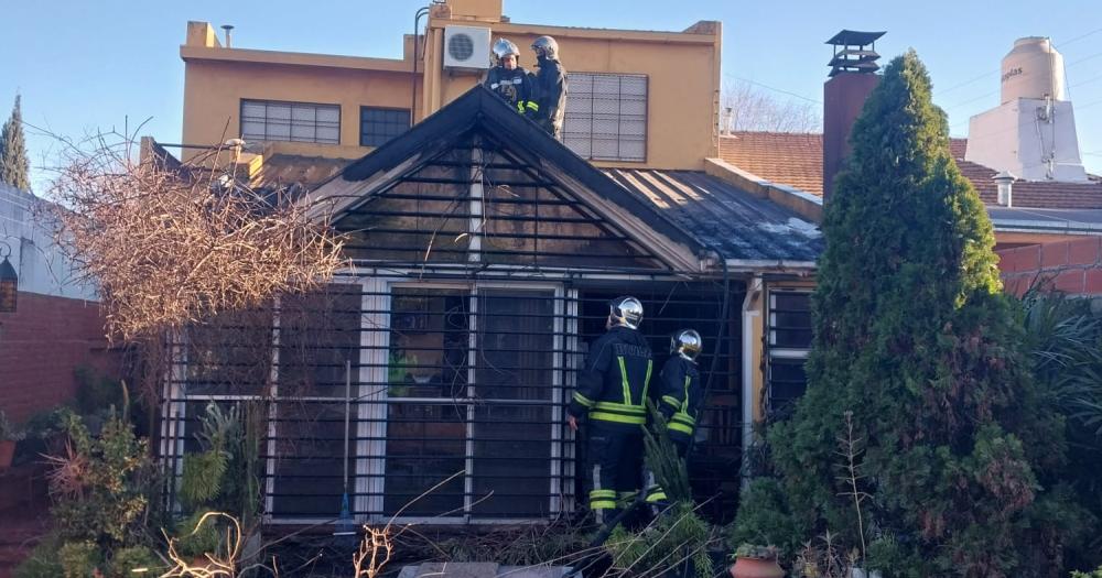 Los Bomberos de Lomas trabajan en el techo del quincho