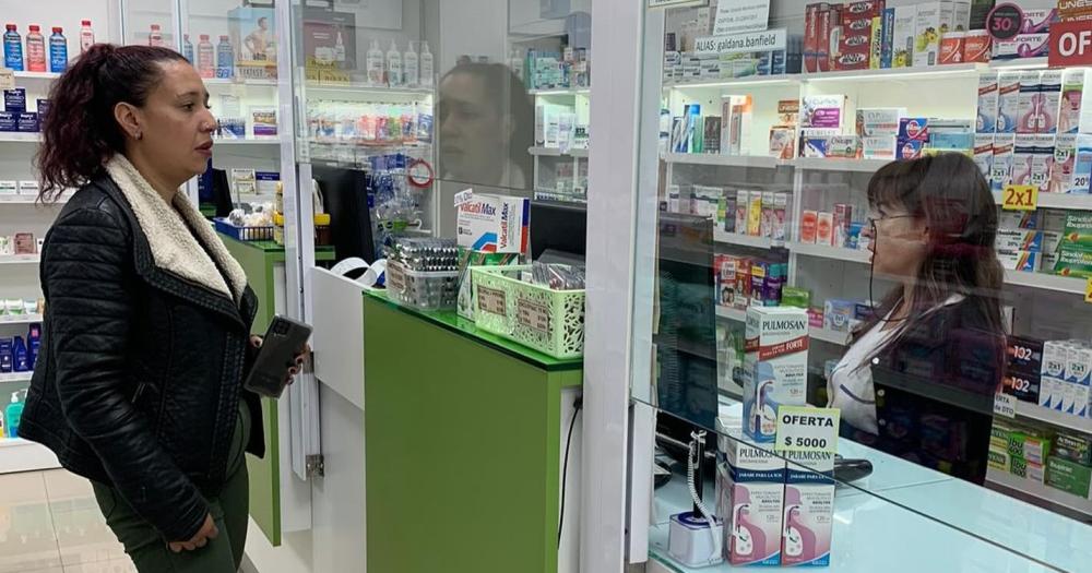 Todas las farmacias que forman parte del programa tienen stickers verdes en sus vidrieras