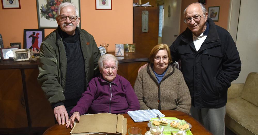 Rosa rodeada de sus seres queridos Así recibió sus primeros 100 años de vida