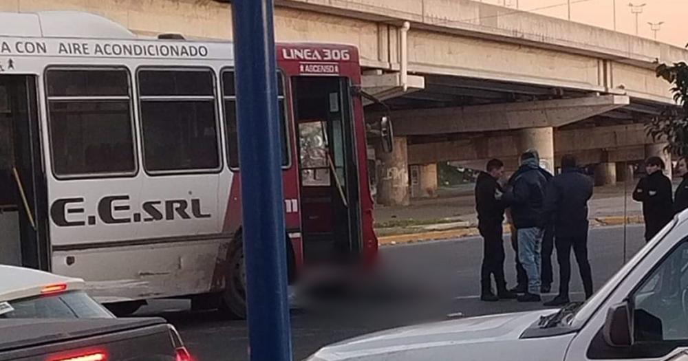 La mujer quedó tirada frente al colectivo