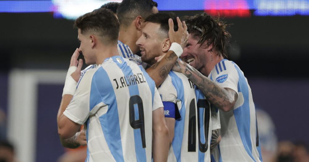 Argentina  mostroacute su mejor versioacuten barrioacute a Canadaacute y se metioacute en la final