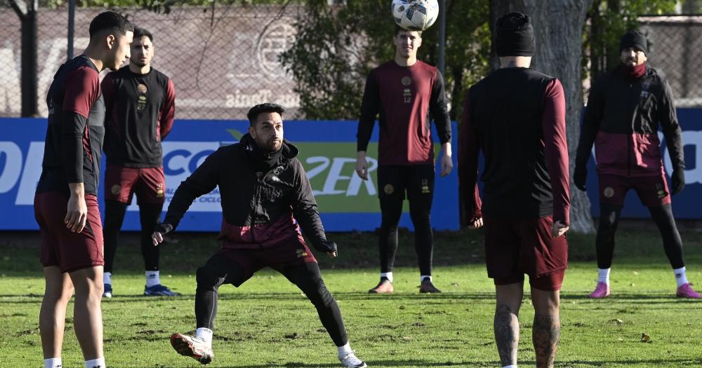 Lanús podría perder dos volantes del plantel en los próximos días