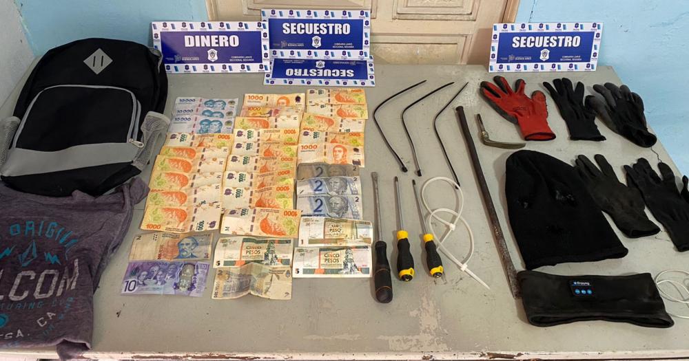 Dinero robado y herramientas usadas por los delincuentes
