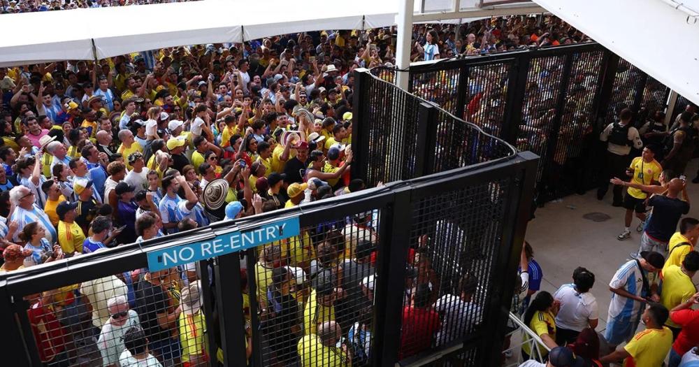 Hinchas abarrotados en el ingreso