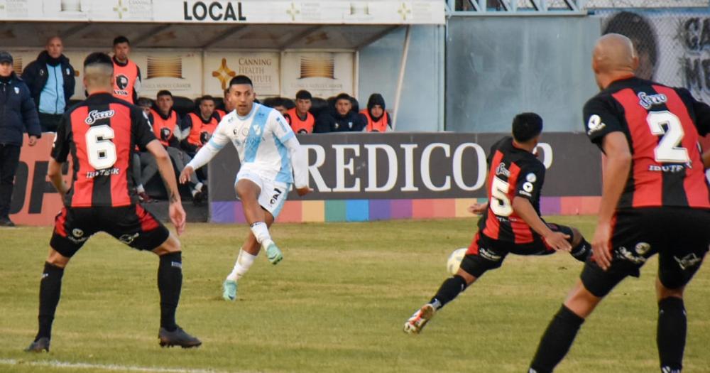 Frías tuvo su chance de gol en el complemento