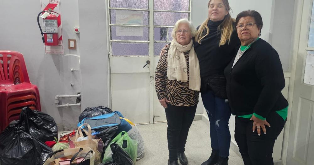 La responsable del espacio Roxana Clemente retiró donaciones para la acción solidaria