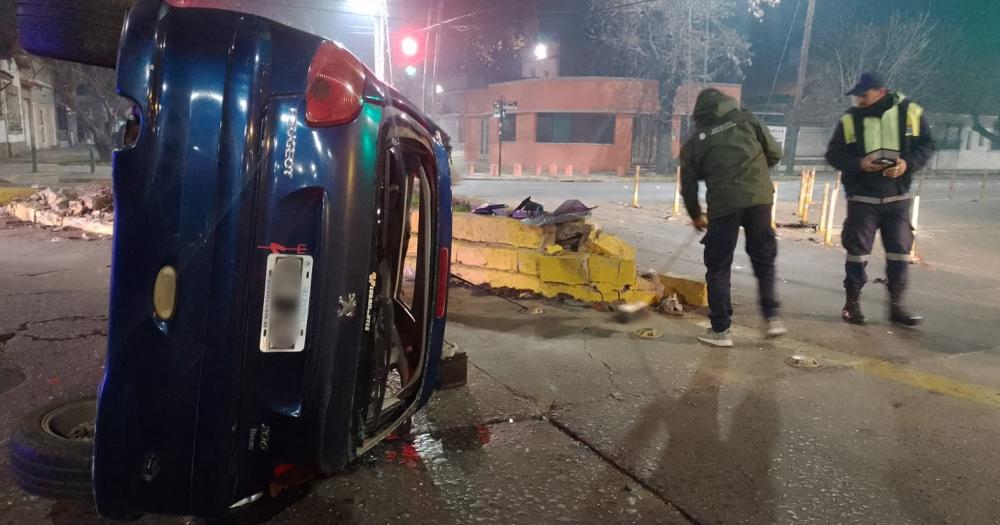 El auto quedó volcado sobre Alsina