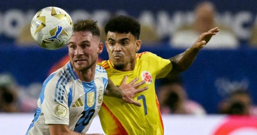 Mac Allister y Luis Díaz con la mirada en la pelota