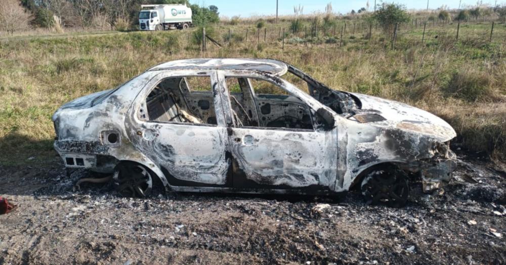 El auto fue encontrado incendiado y los datos no coindicían con la versión del denunciante