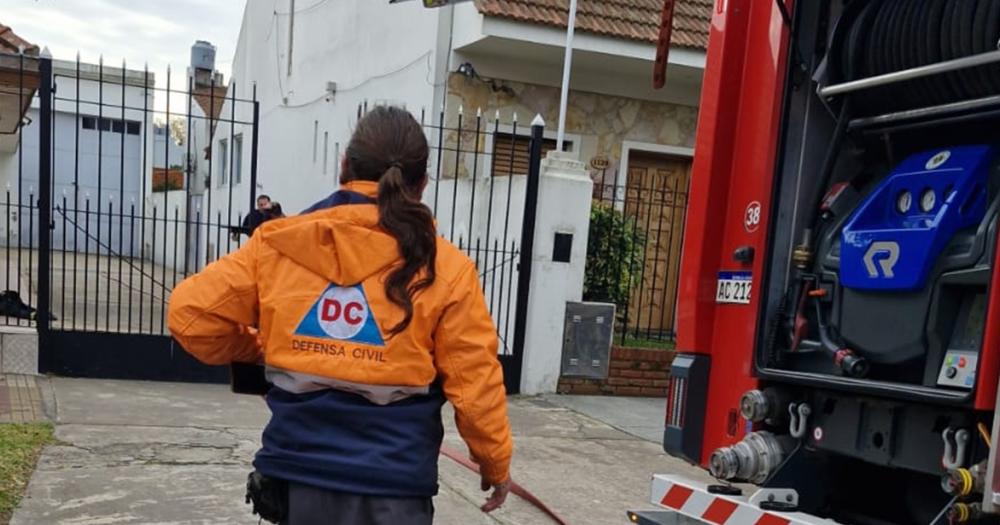 Defensa Civil y Bomberos de Lomas trabajando en el lugar