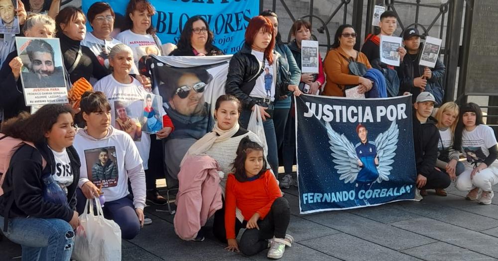 En el medio los familiares de Juana Florentín Gonzlez atropellada en Temperley