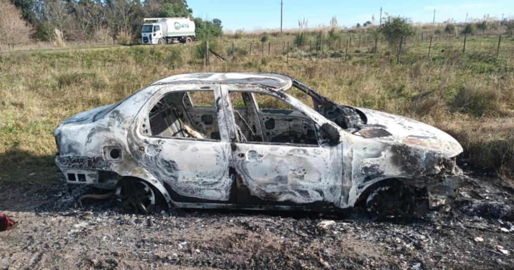 El auto fue encontrado incendiado y los datos no coindicían con la versión del denunciante
