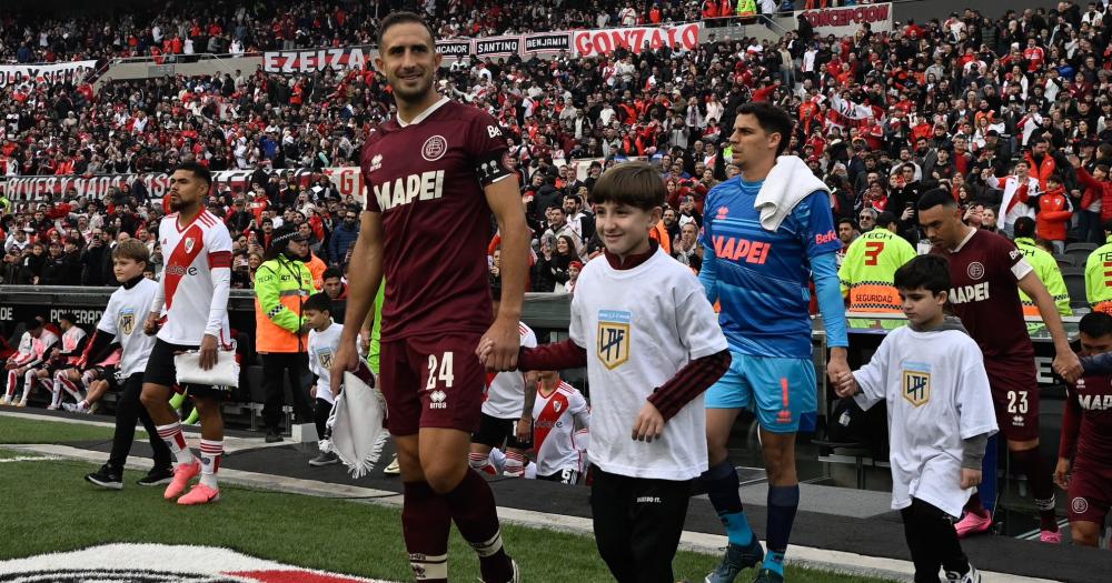 Izquierdoz ingresando al Ms Monumental