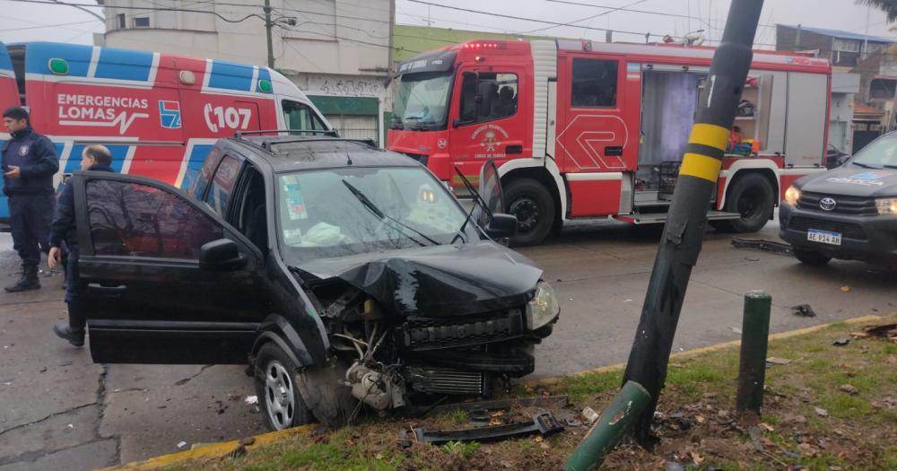 La camioneta impactó contra un semforo