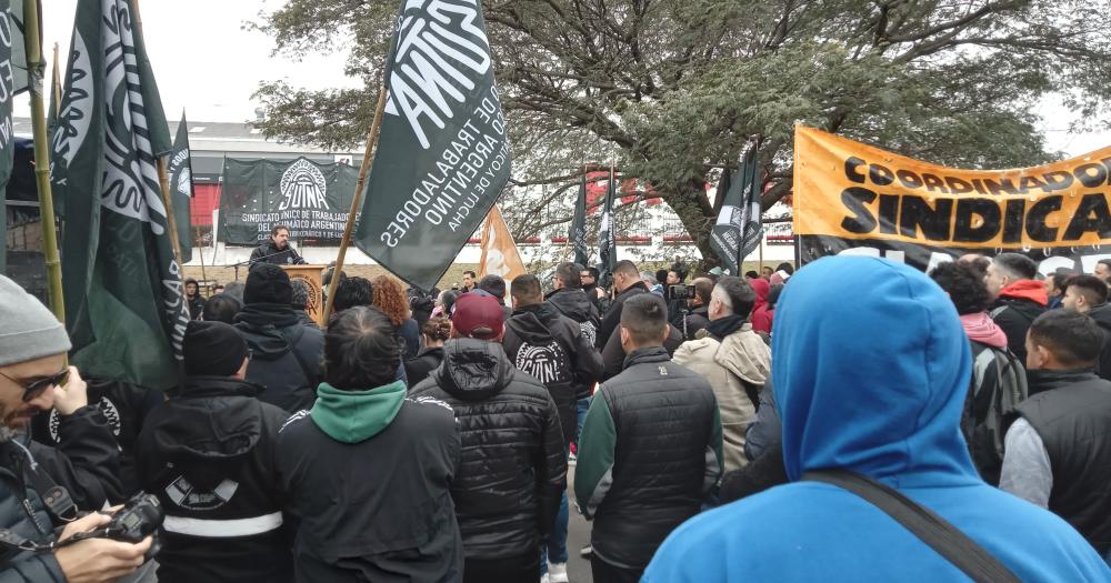 La protesta convocó a cientos de personas