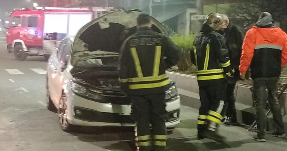 Bomberos de Lomas y Defensa Civil trabajando en el lugar