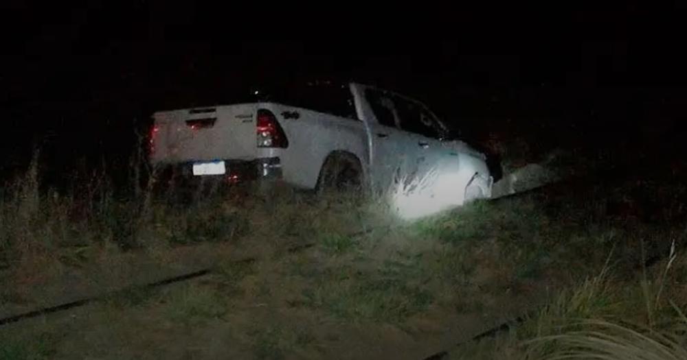 La camioneta terminó en una alcantarilla