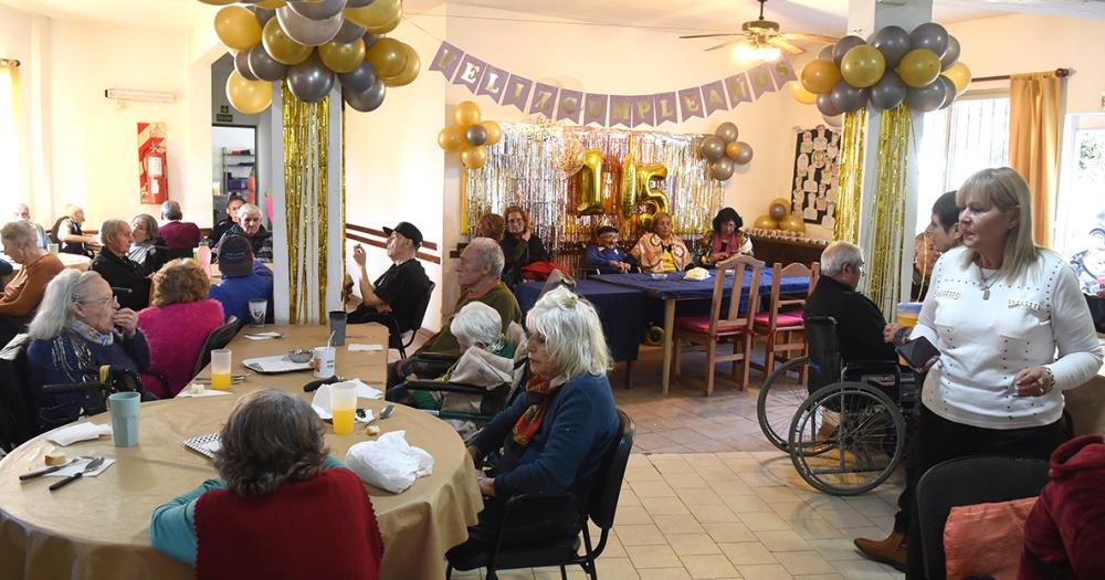 Cumplioacute 105 antildeos y su familia le armoacute una fiesta en la residencia donde vive