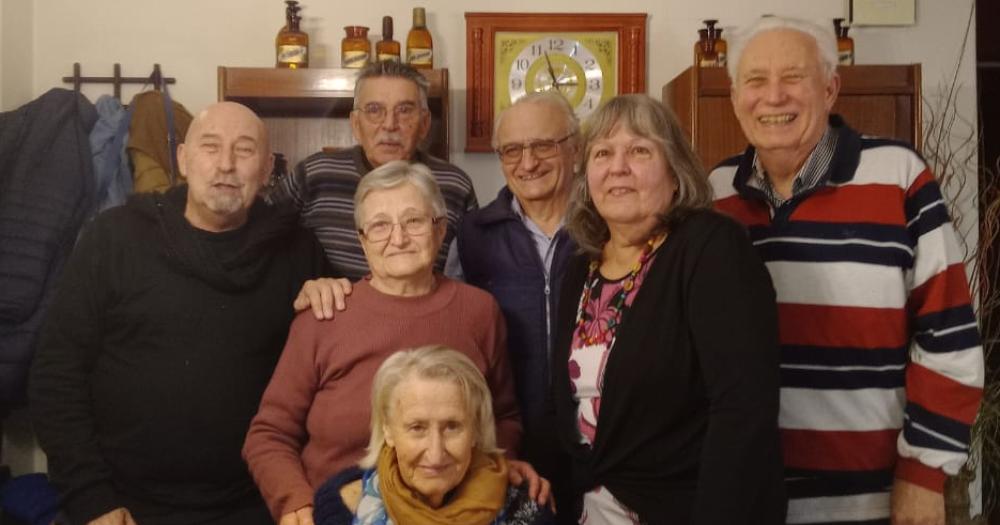 La familia unida para celebrar el cumpleaños de Anita