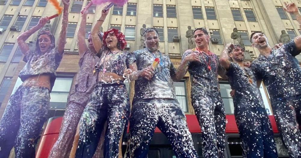 El festejo de Juan Cruz con sus amigos