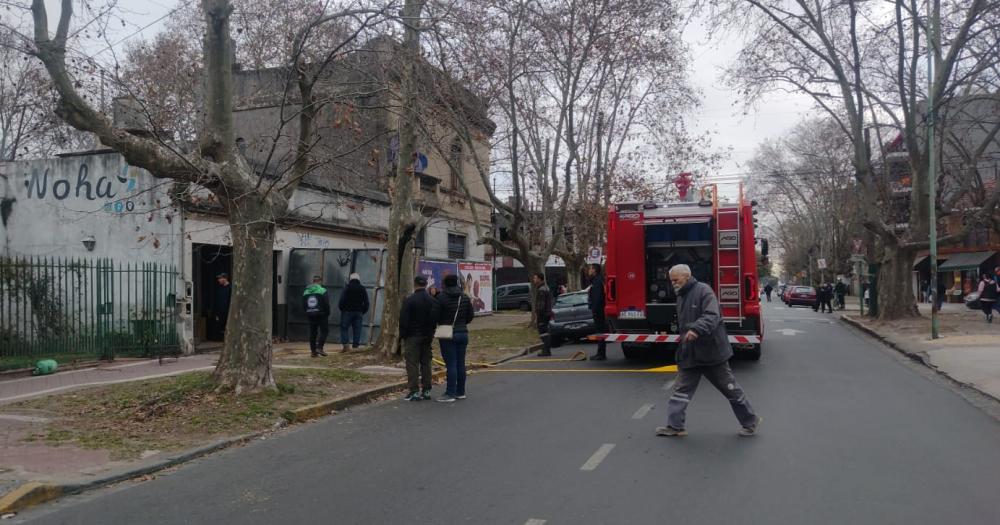 Se prendioacute fuego un taller mecaacutenico con varios autos adentro en Lomas 