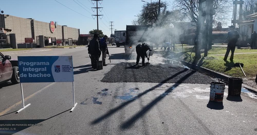 Con maacutes bacheos mejoran la circulacioacuten y la seguridad vial en Lomas