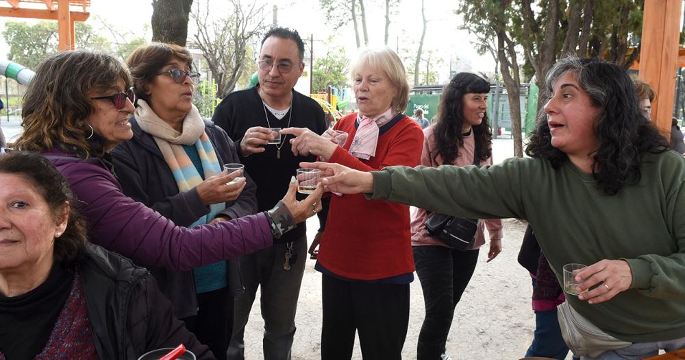 Llevoacute el ritual de la cantildea con ruda a la feria de la Plaza del Campeoacuten