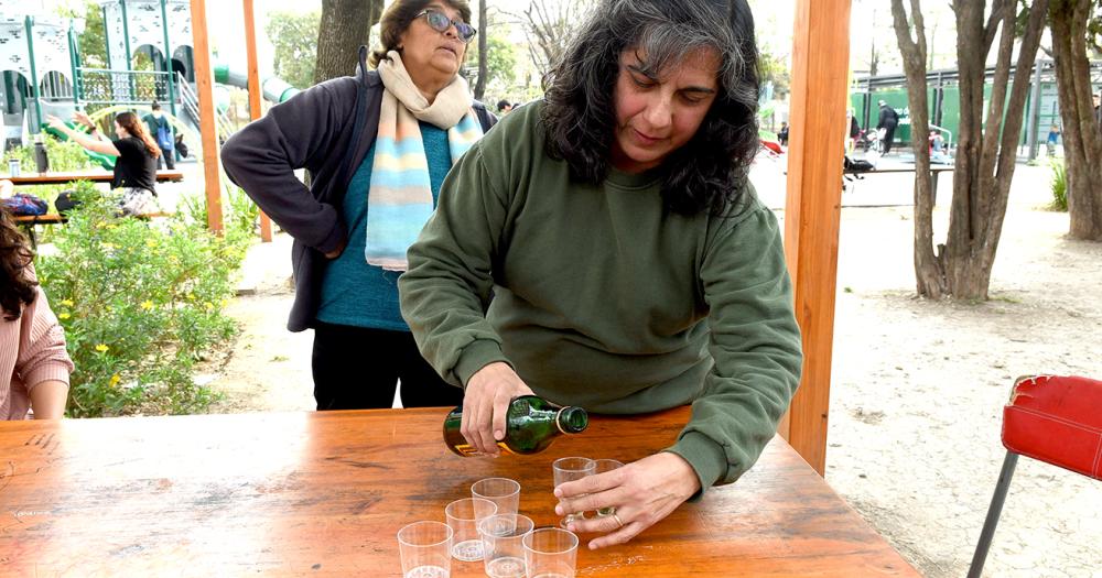 Llevoacute el ritual de la cantildea con ruda a la feria de la Plaza del Campeoacuten