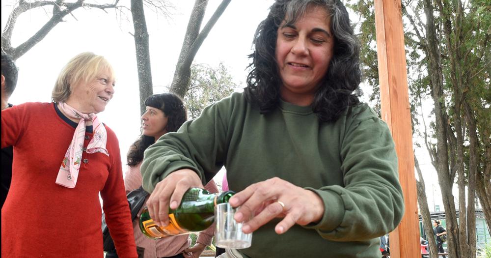 Llevoacute el ritual de la cantildea con ruda a la feria de la Plaza del Campeoacuten