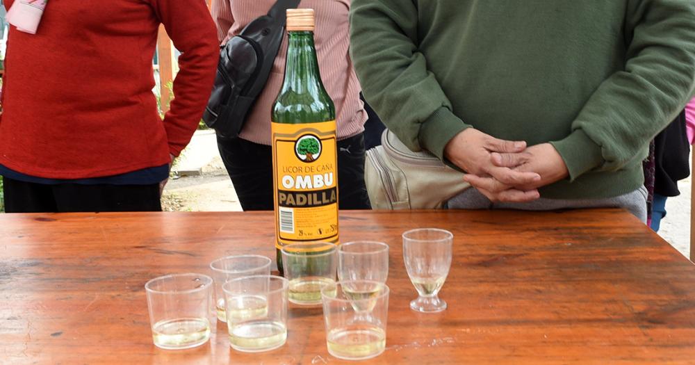 Llevoacute el ritual de la cantildea con ruda a la feria de la Plaza del Campeoacuten